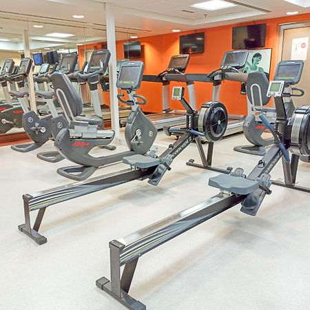 Crowne Plaza Dubai Deira By Ihg Hotel Екстериор снимка Rowing machines in a gym