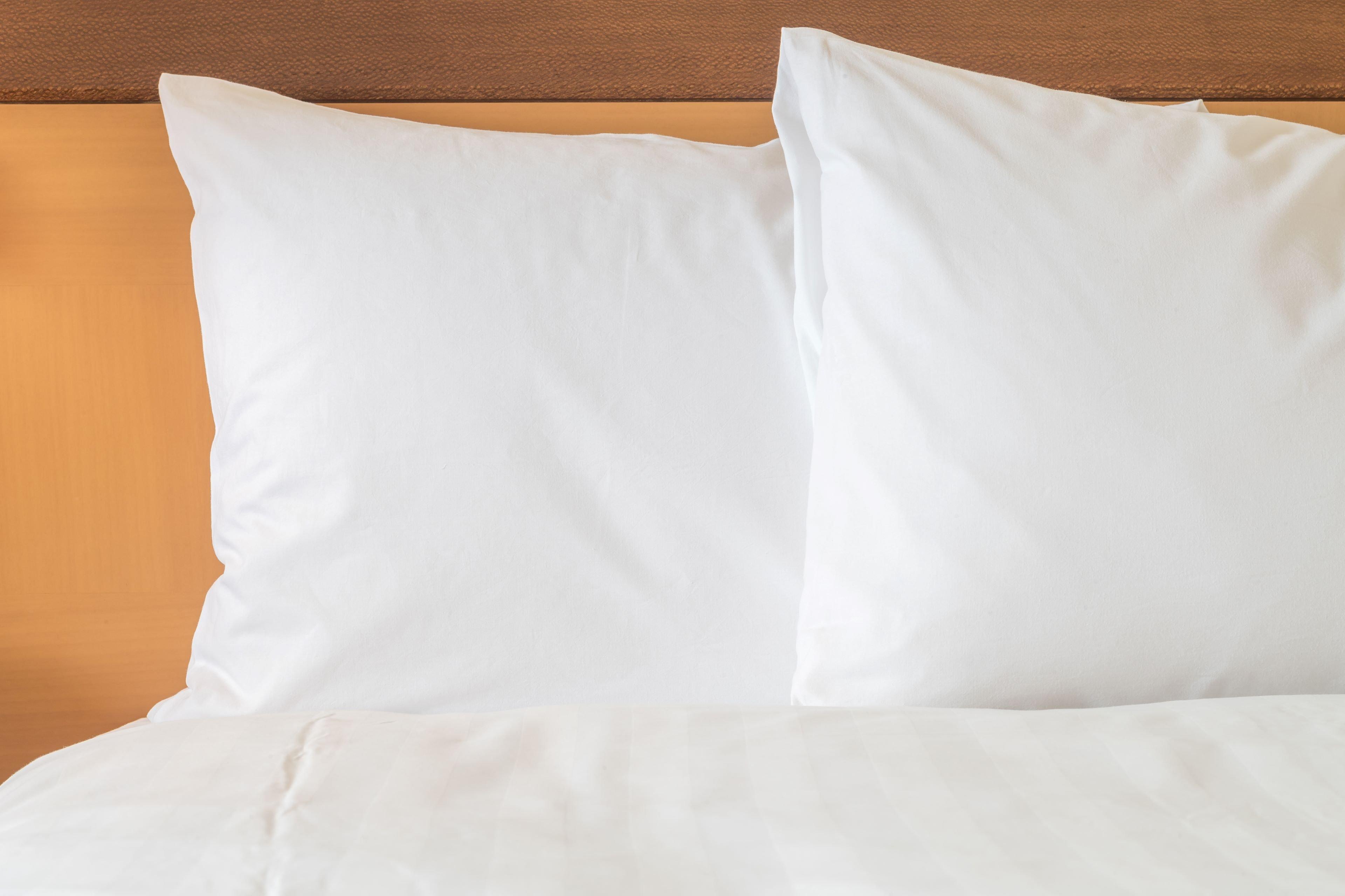 Crowne Plaza Dubai Deira By Ihg Hotel Екстериор снимка Two pillows on a bed