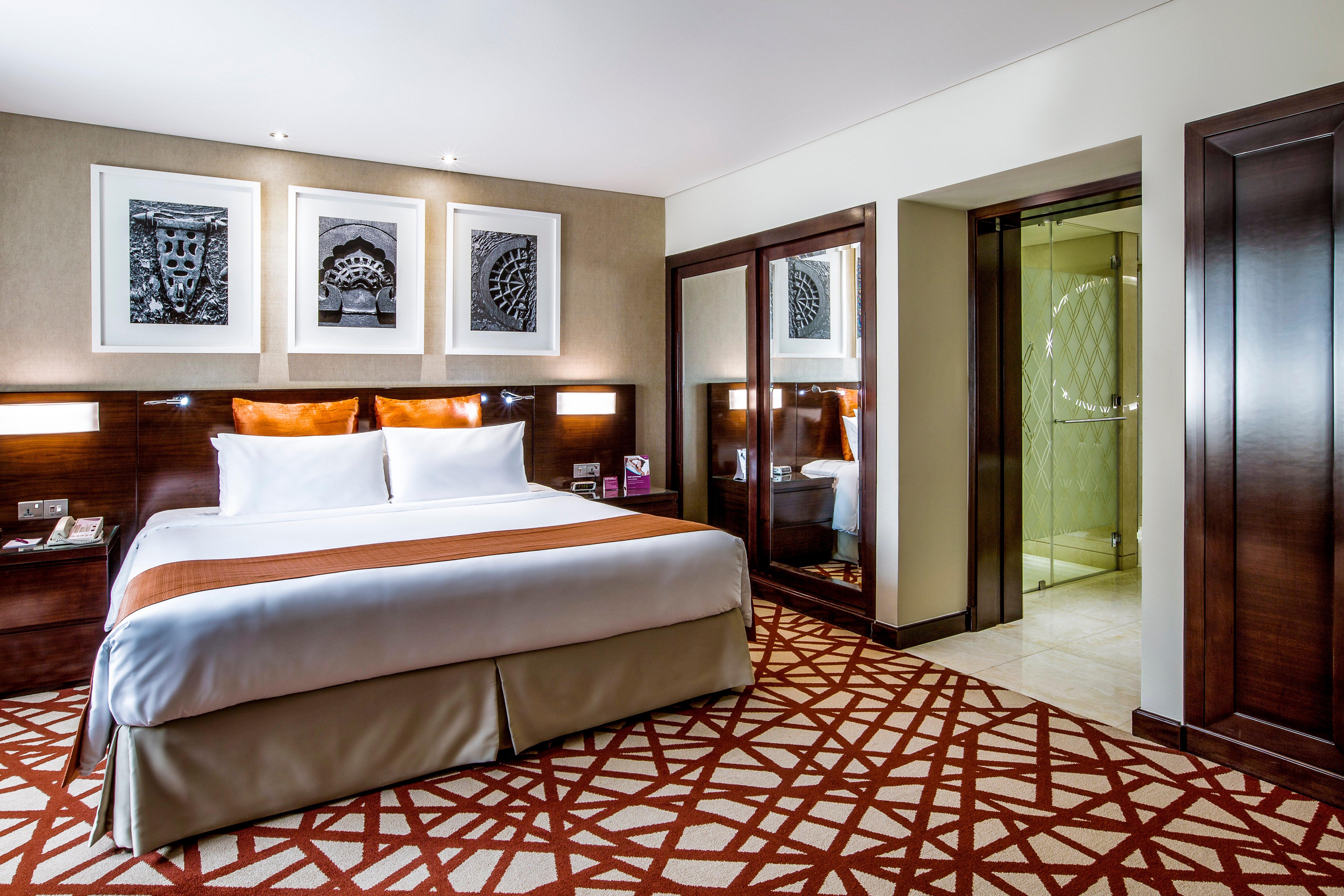 Crowne Plaza Dubai Deira By Ihg Hotel Екстериор снимка A bedroom at the hotel