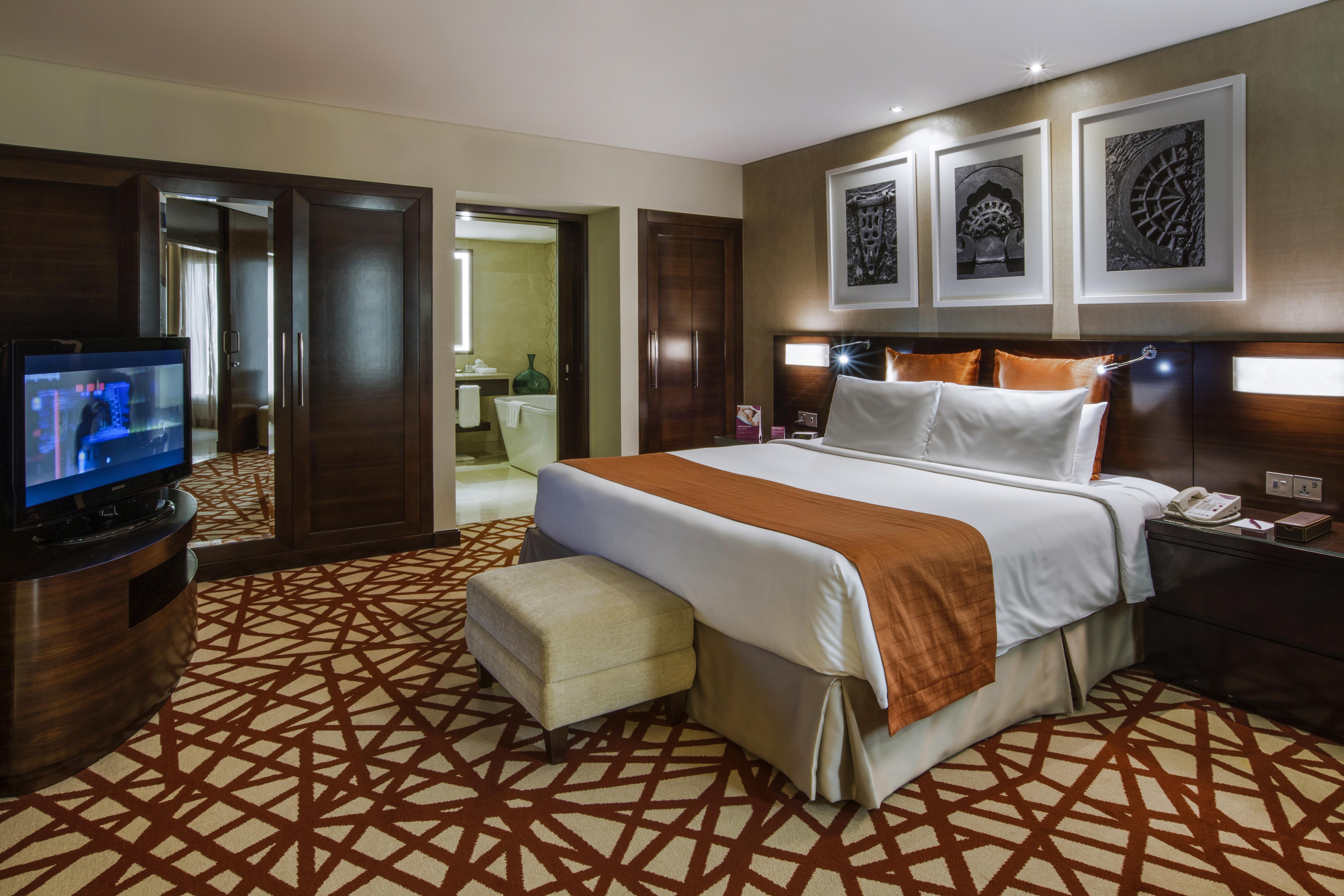 Crowne Plaza Dubai Deira By Ihg Hotel Екстериор снимка A bedroom at the hotel
