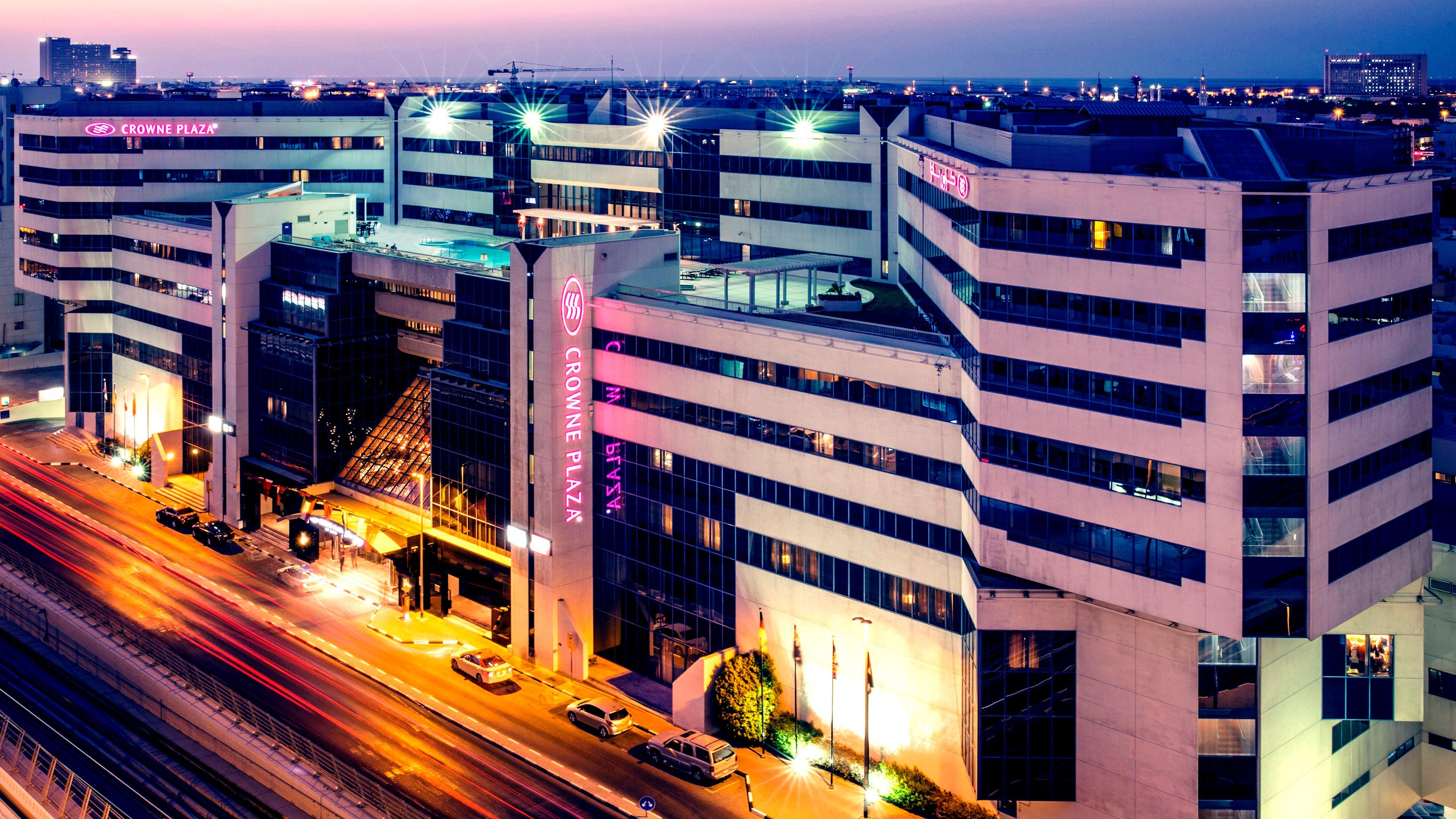 Crowne Plaza Dubai Deira By Ihg Hotel Екстериор снимка The hotel at night