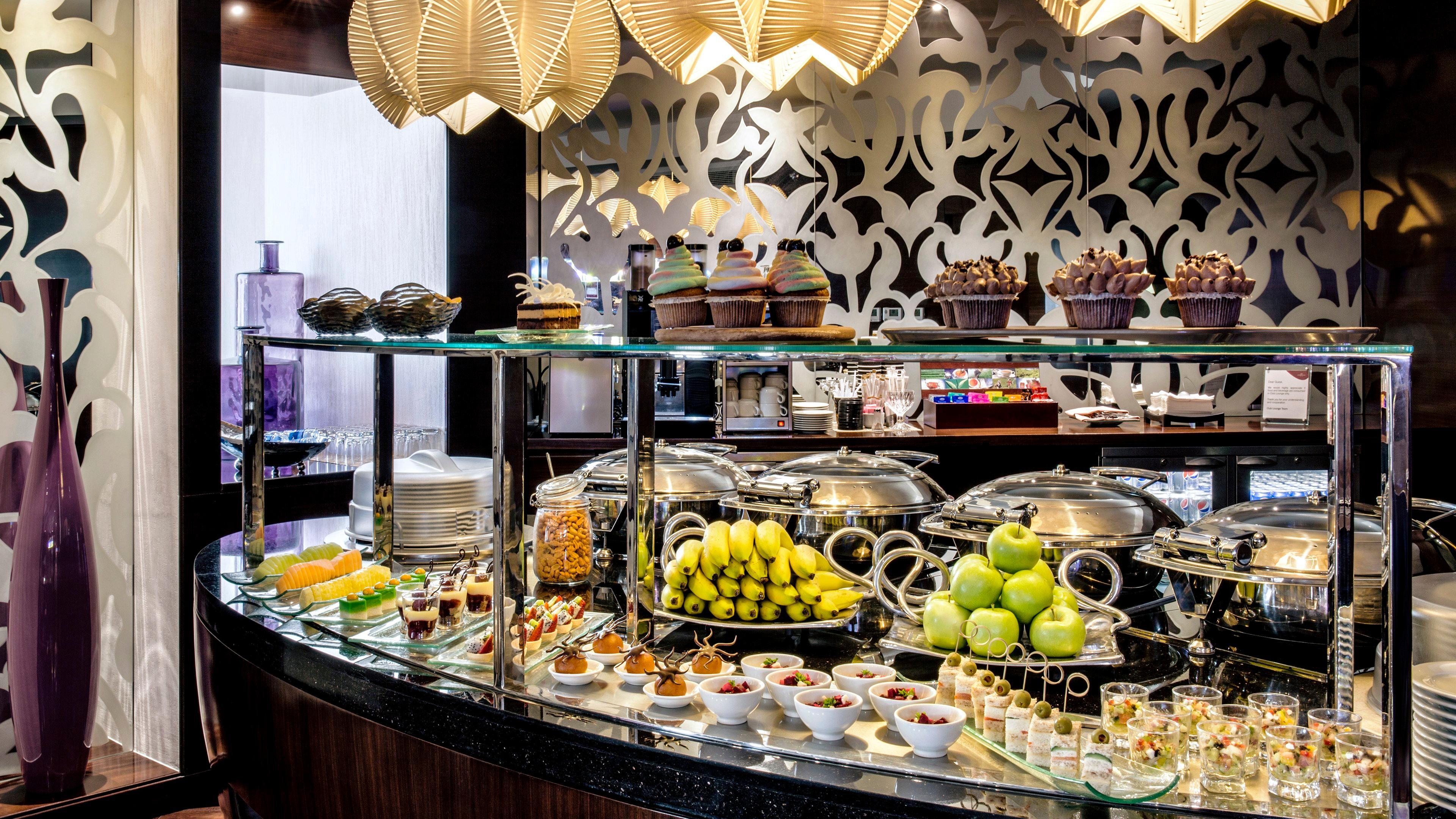 Crowne Plaza Dubai Deira By Ihg Hotel Екстериор снимка A buffet at a hotel