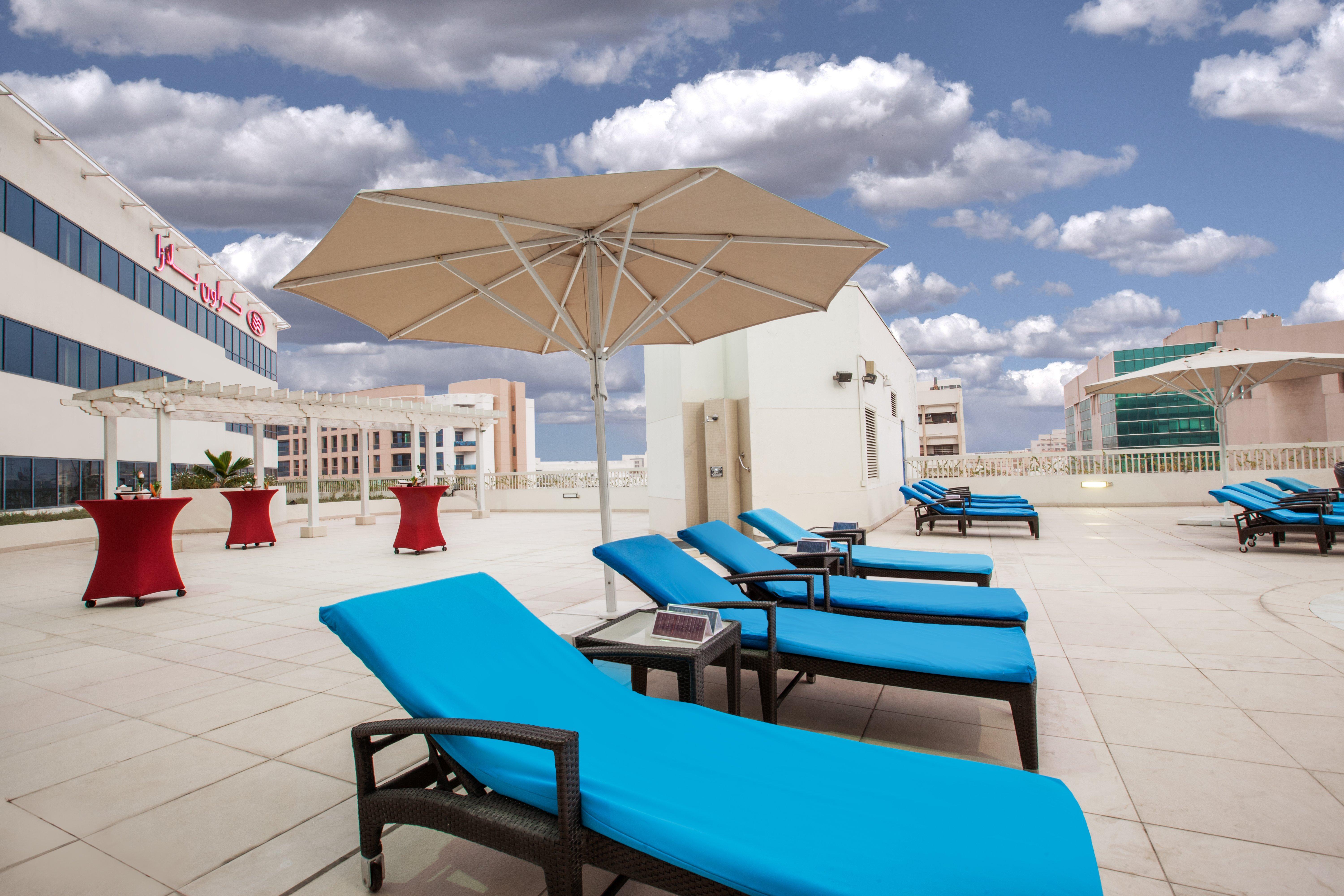 Crowne Plaza Dubai Deira By Ihg Hotel Екстериор снимка Rooftop pool at the hotel