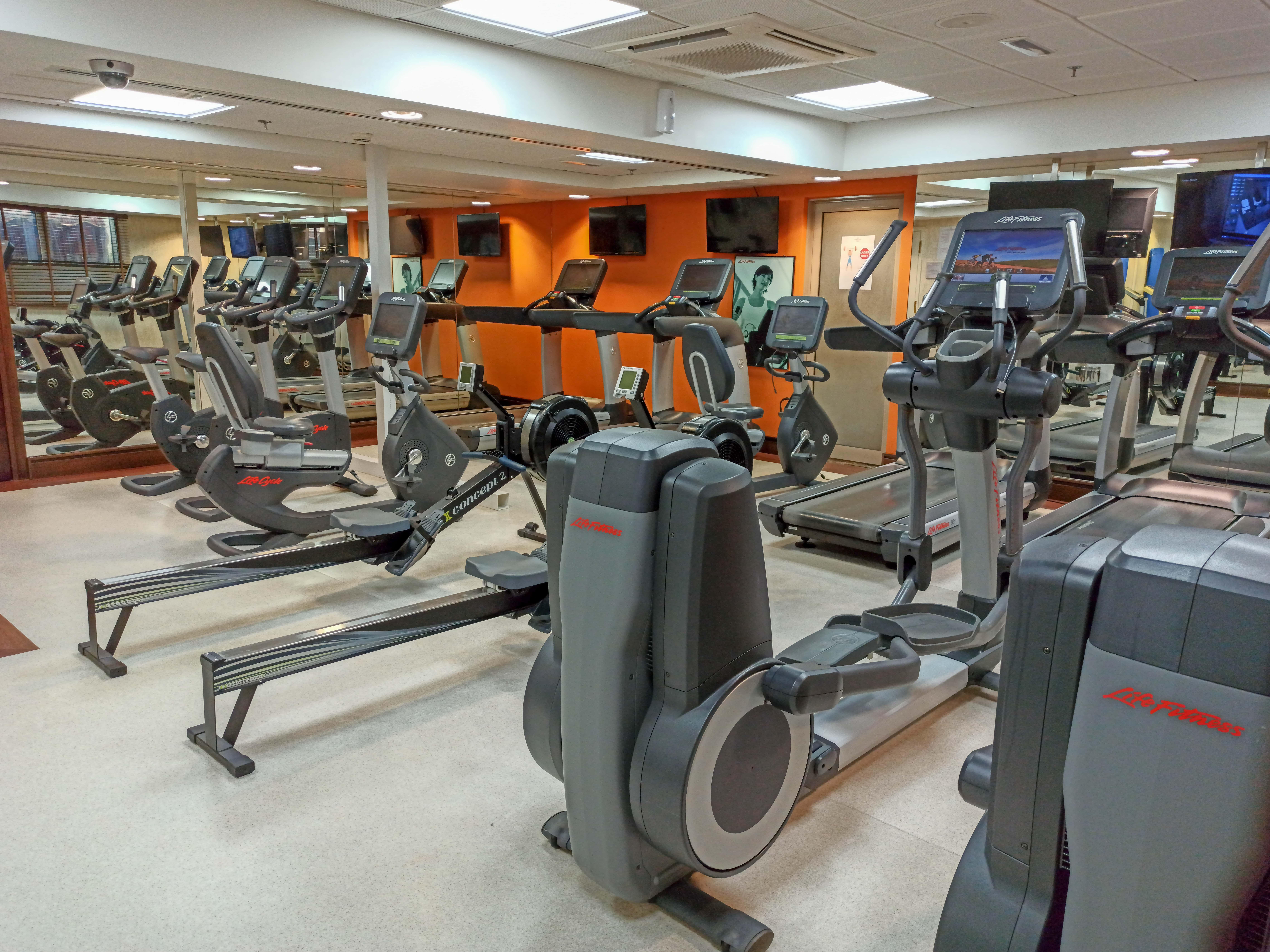 Crowne Plaza Dubai Deira By Ihg Hotel Екстериор снимка A typical gym