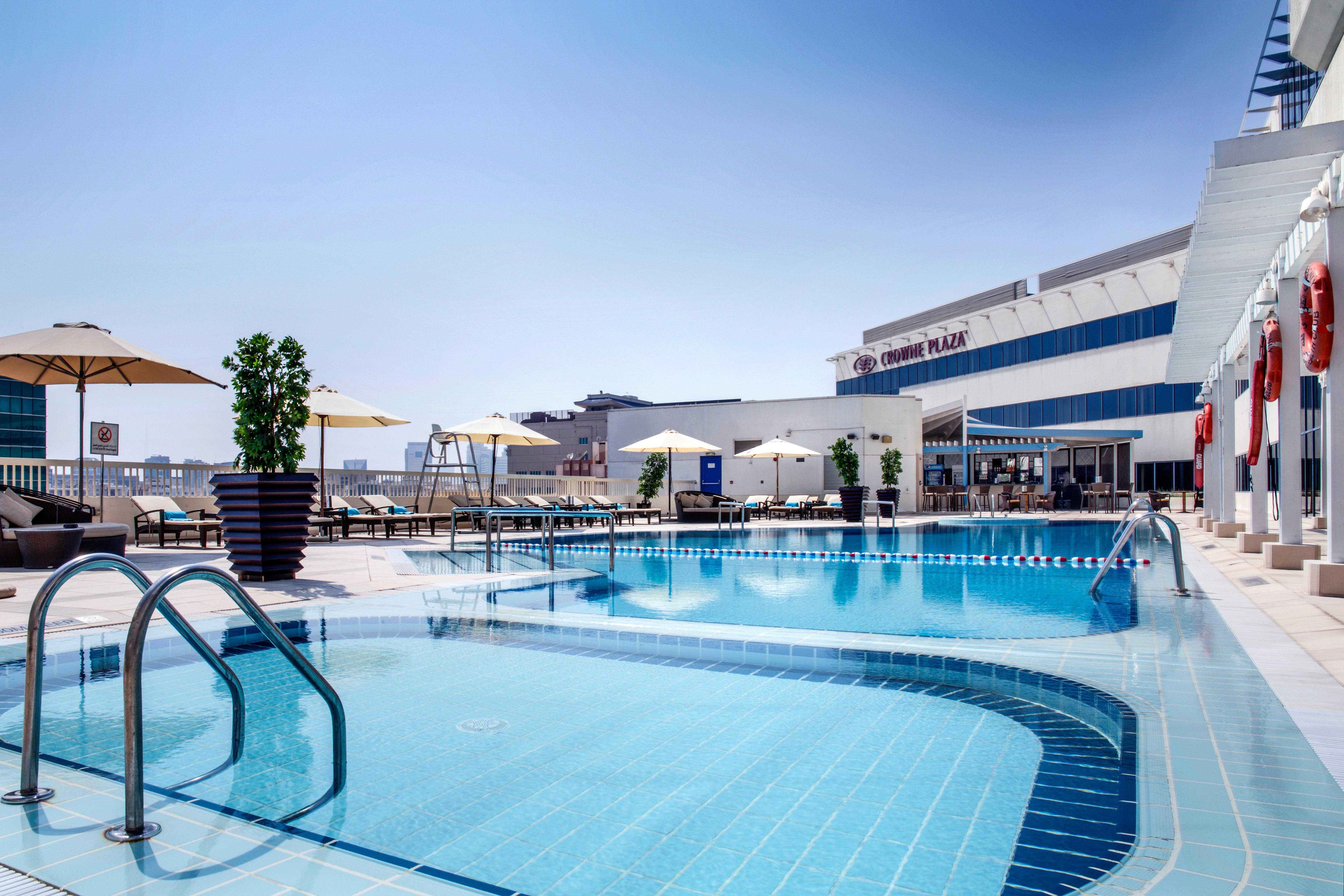 Crowne Plaza Dubai Deira By Ihg Hotel Екстериор снимка The swimming pool at the hotel
