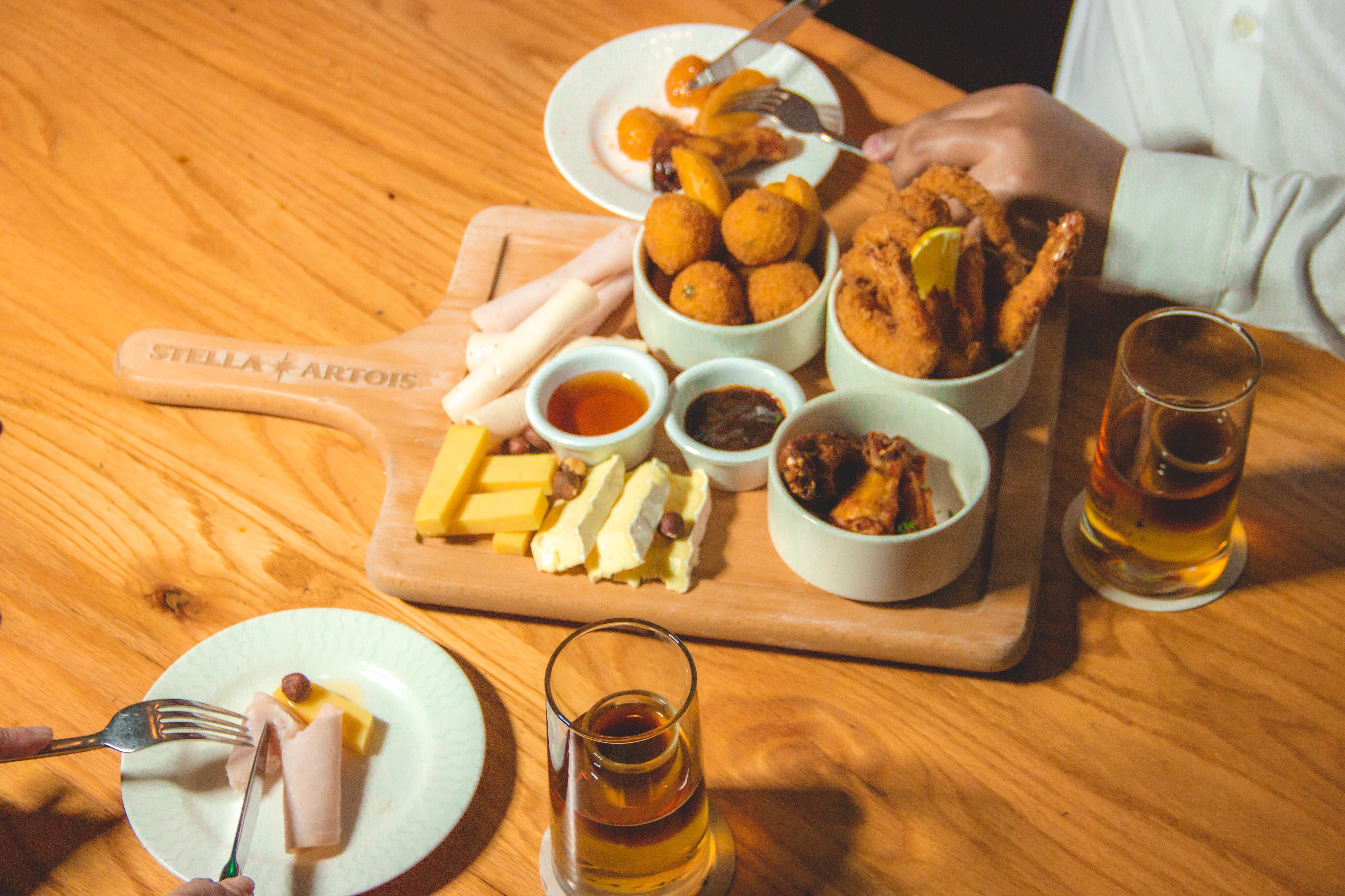 Crowne Plaza Dubai Deira By Ihg Hotel Екстериор снимка Cheese and beer