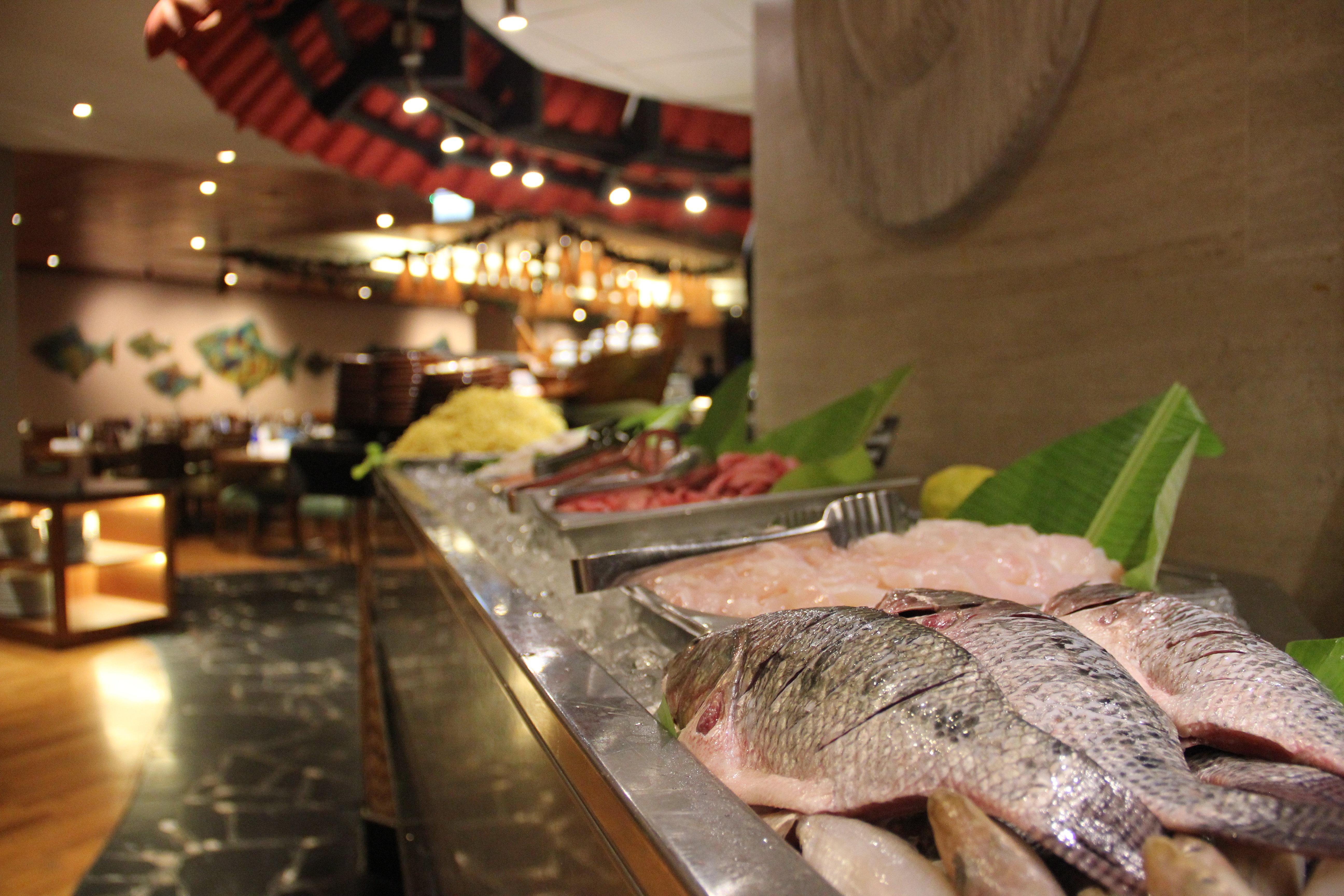 Crowne Plaza Dubai Deira By Ihg Hotel Екстериор снимка Seafood at a buffet