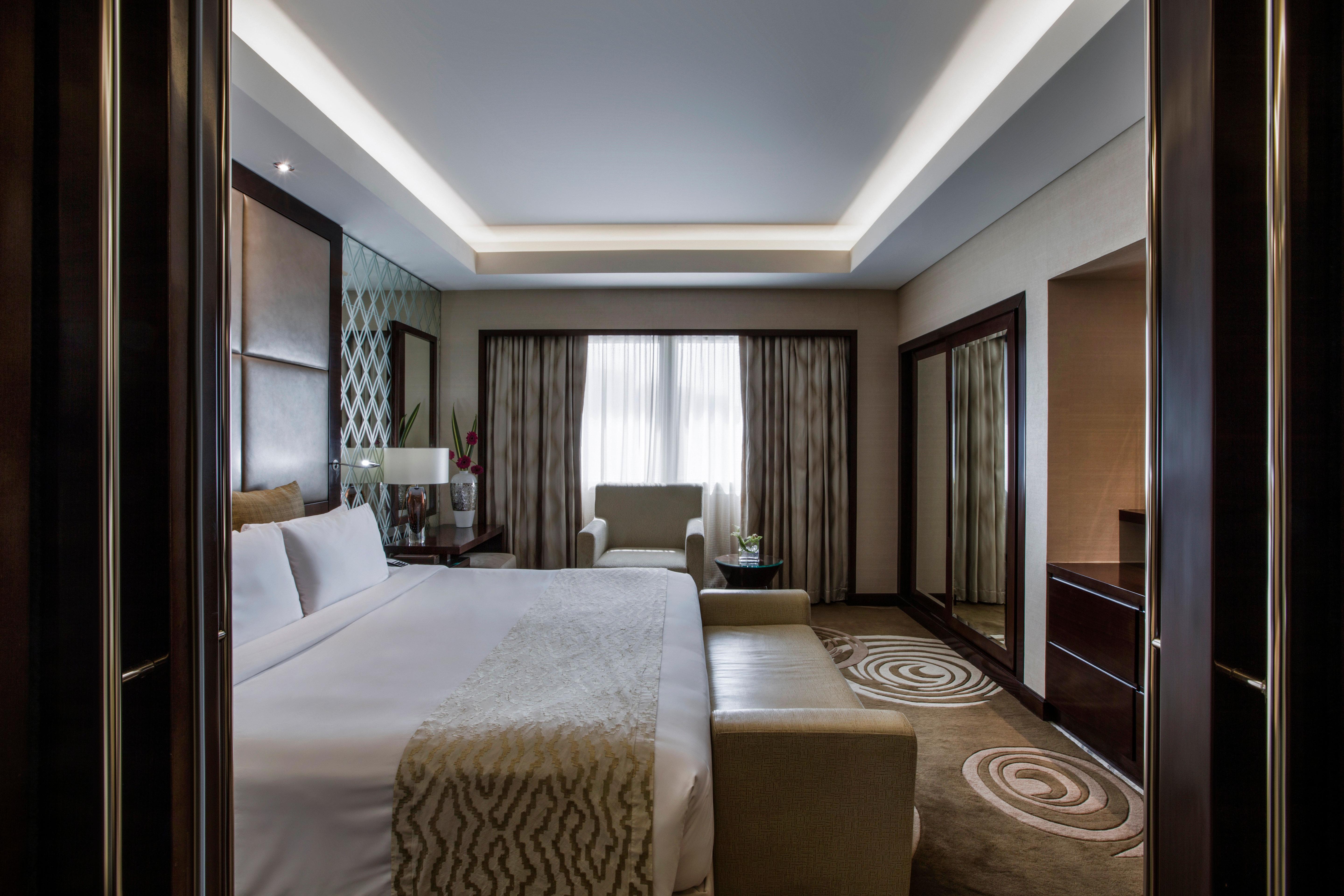 Crowne Plaza Dubai Deira By Ihg Hotel Екстериор снимка A bedroom at the hotel