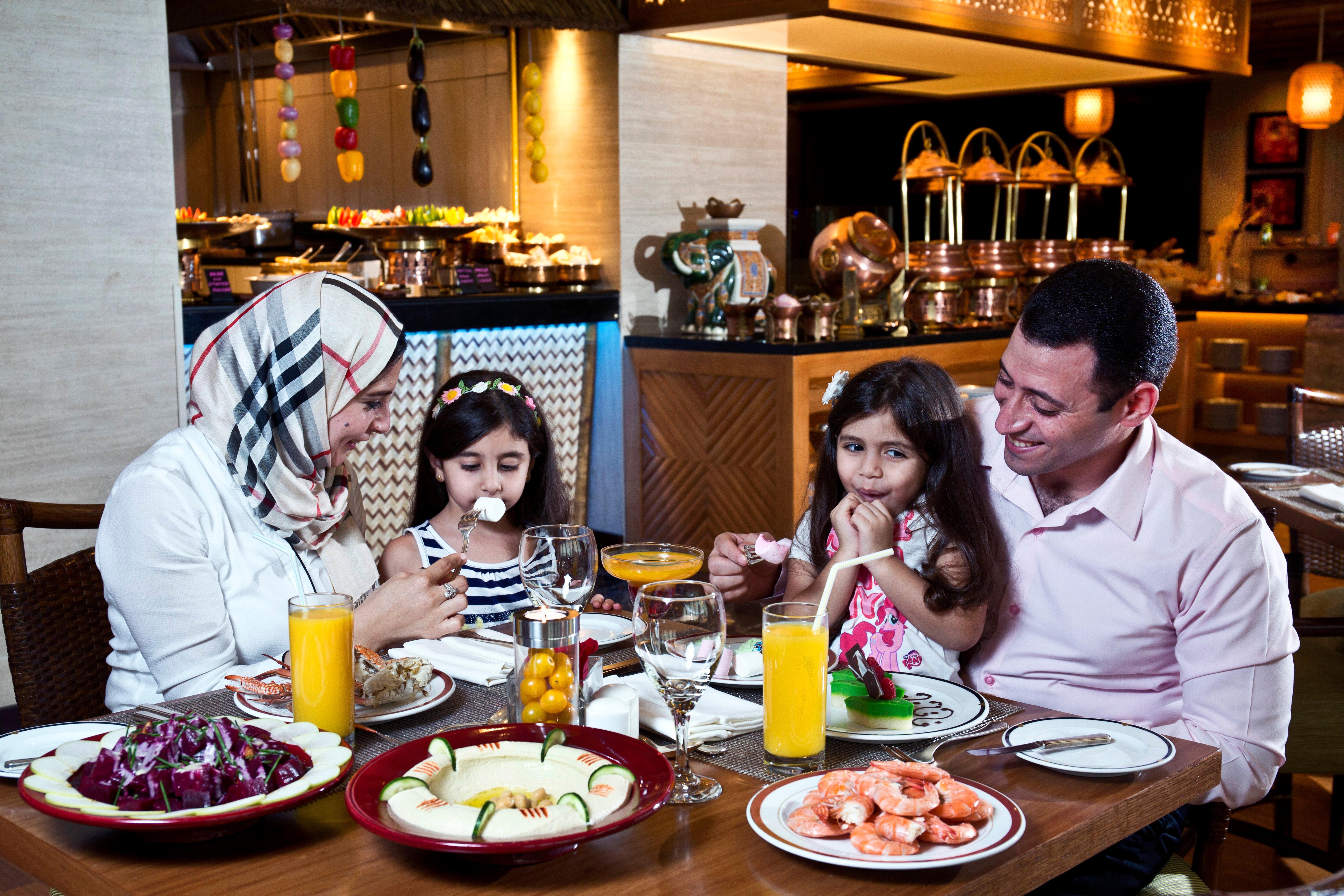 Crowne Plaza Dubai Deira By Ihg Hotel Екстериор снимка Family dining at the hotel