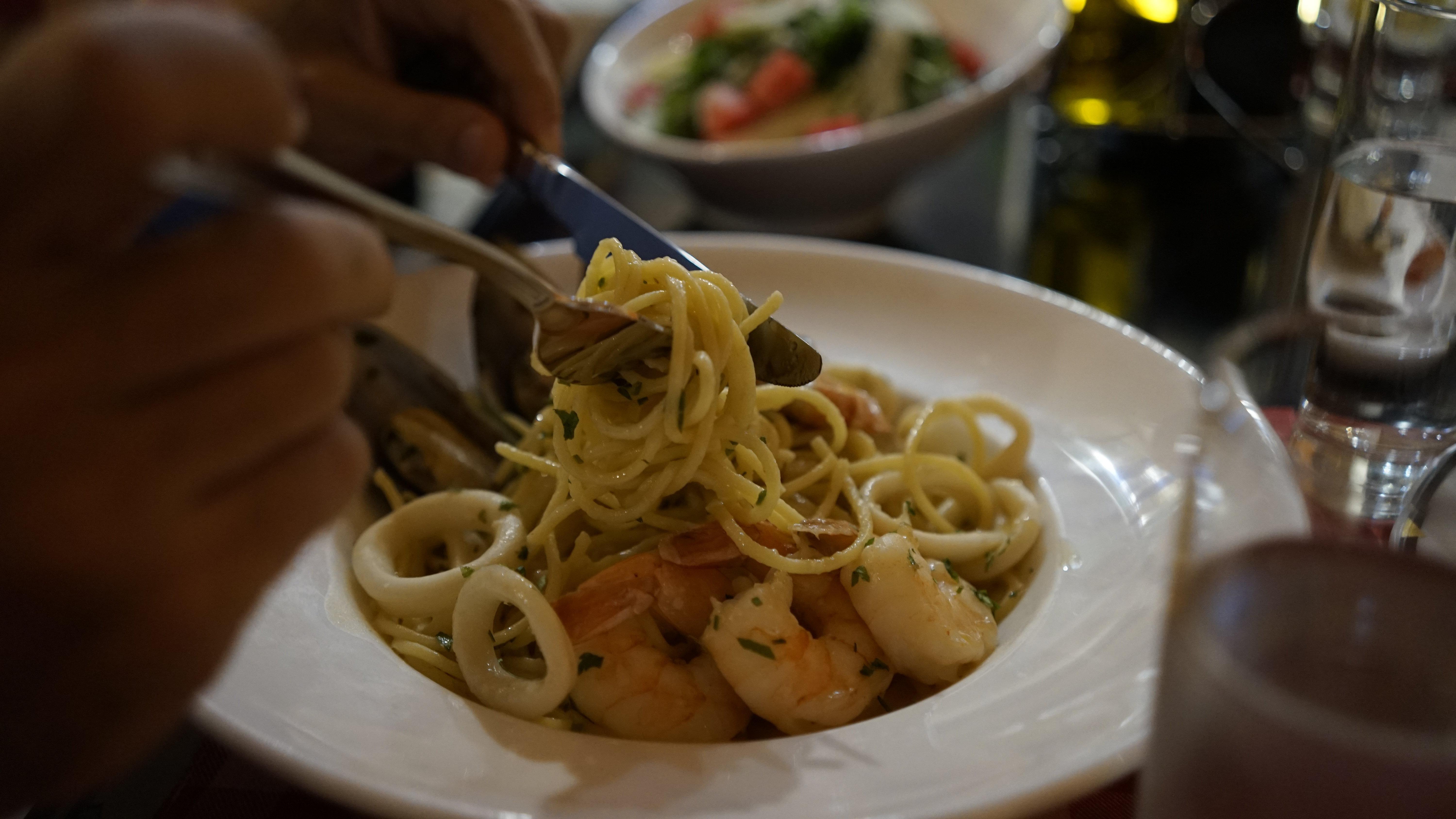 Crowne Plaza Dubai Deira By Ihg Hotel Екстериор снимка Seafood pasta