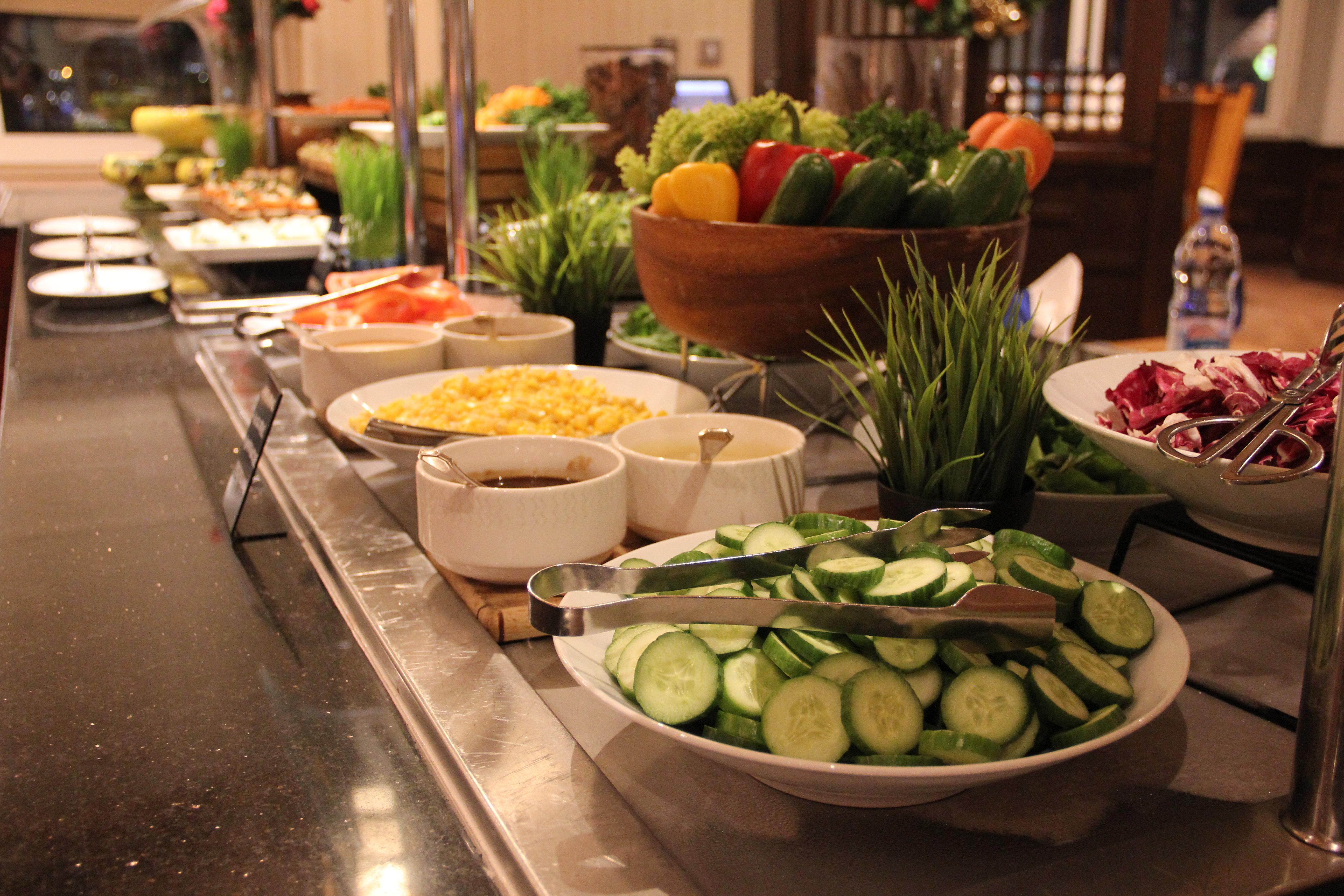 Crowne Plaza Dubai Deira By Ihg Hotel Екстериор снимка A salad bar