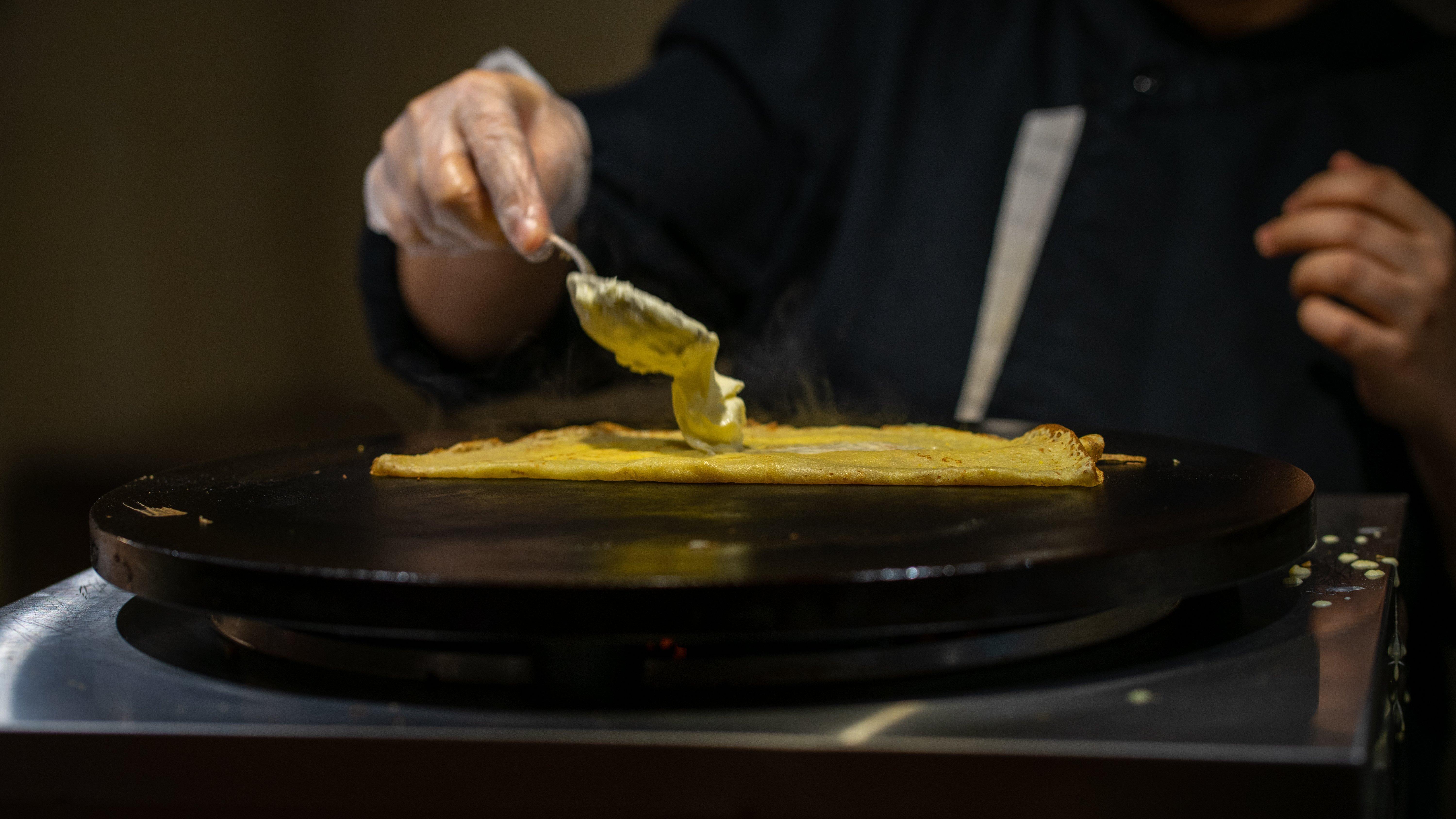 Crowne Plaza Dubai Deira By Ihg Hotel Екстериор снимка A crêpe being spread with butter
