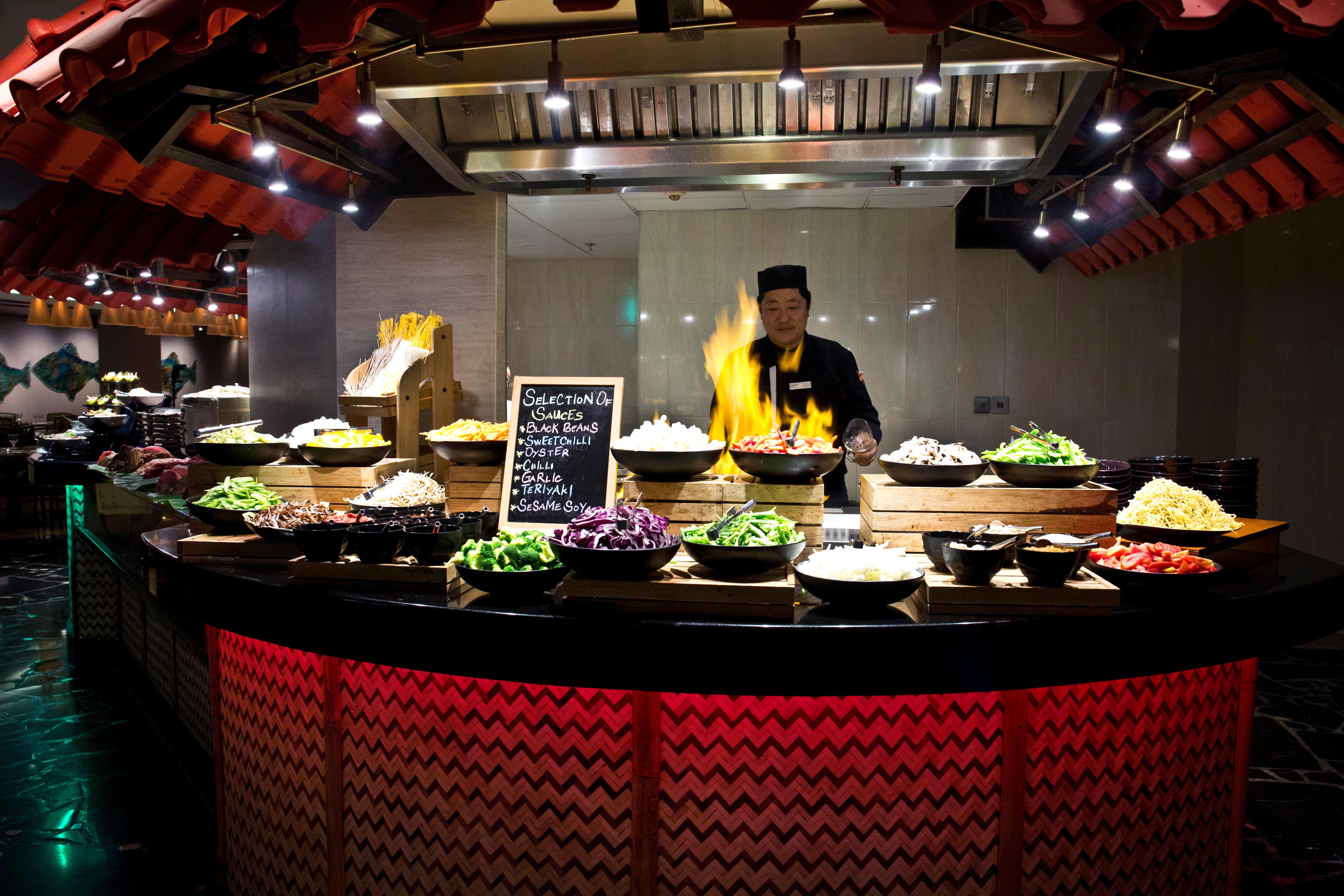 Crowne Plaza Dubai Deira By Ihg Hotel Екстериор снимка A live kitchen at a hotel