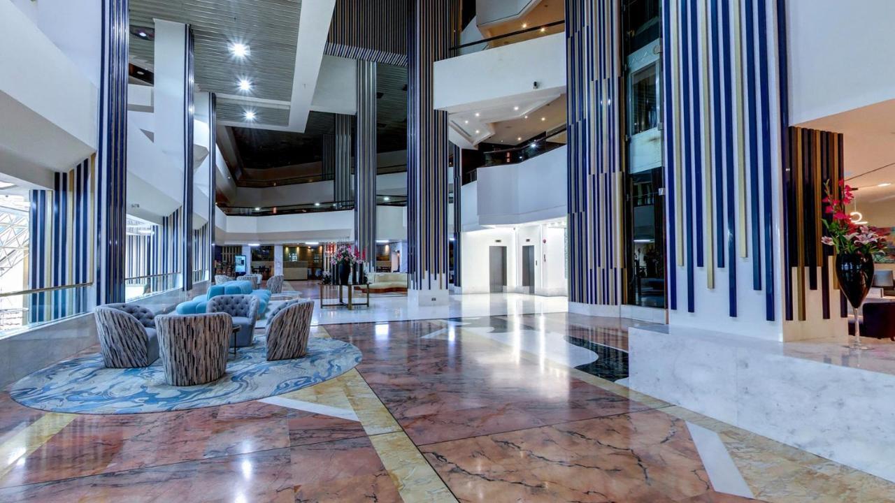 Crowne Plaza Dubai Deira By Ihg Hotel Екстериор снимка The lobby of the hotel