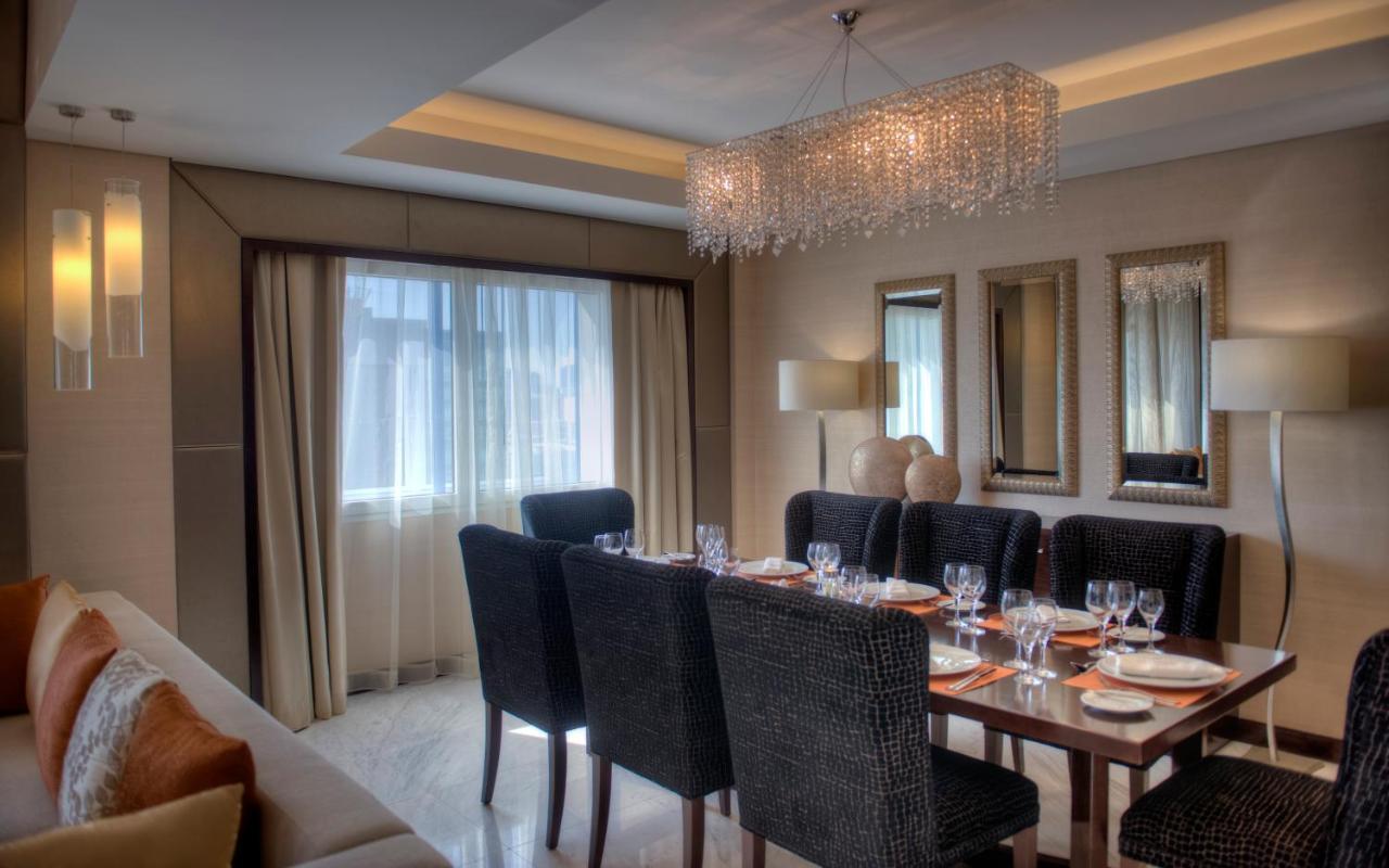 Crowne Plaza Dubai Deira By Ihg Hotel Екстериор снимка A dining room