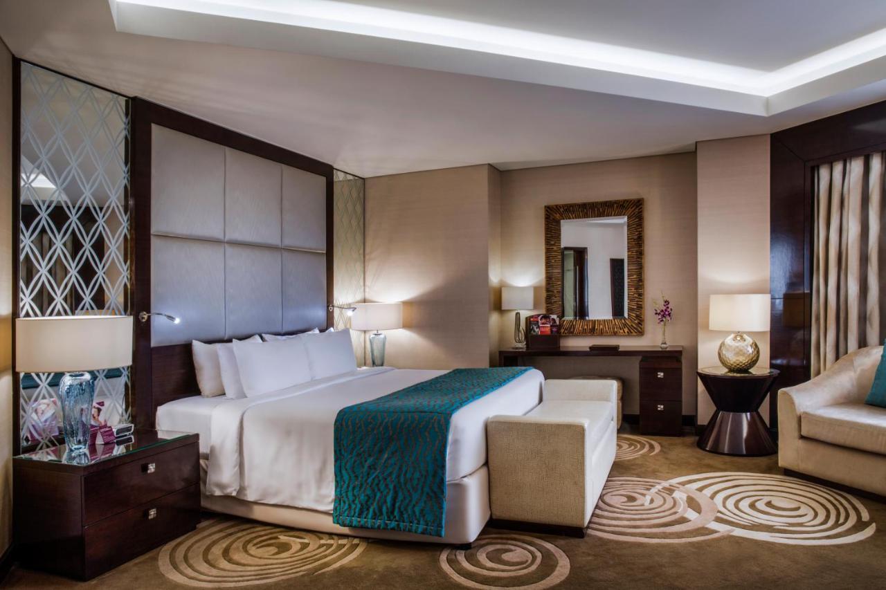 Crowne Plaza Dubai Deira By Ihg Hotel Екстериор снимка A bedroom at the hotel