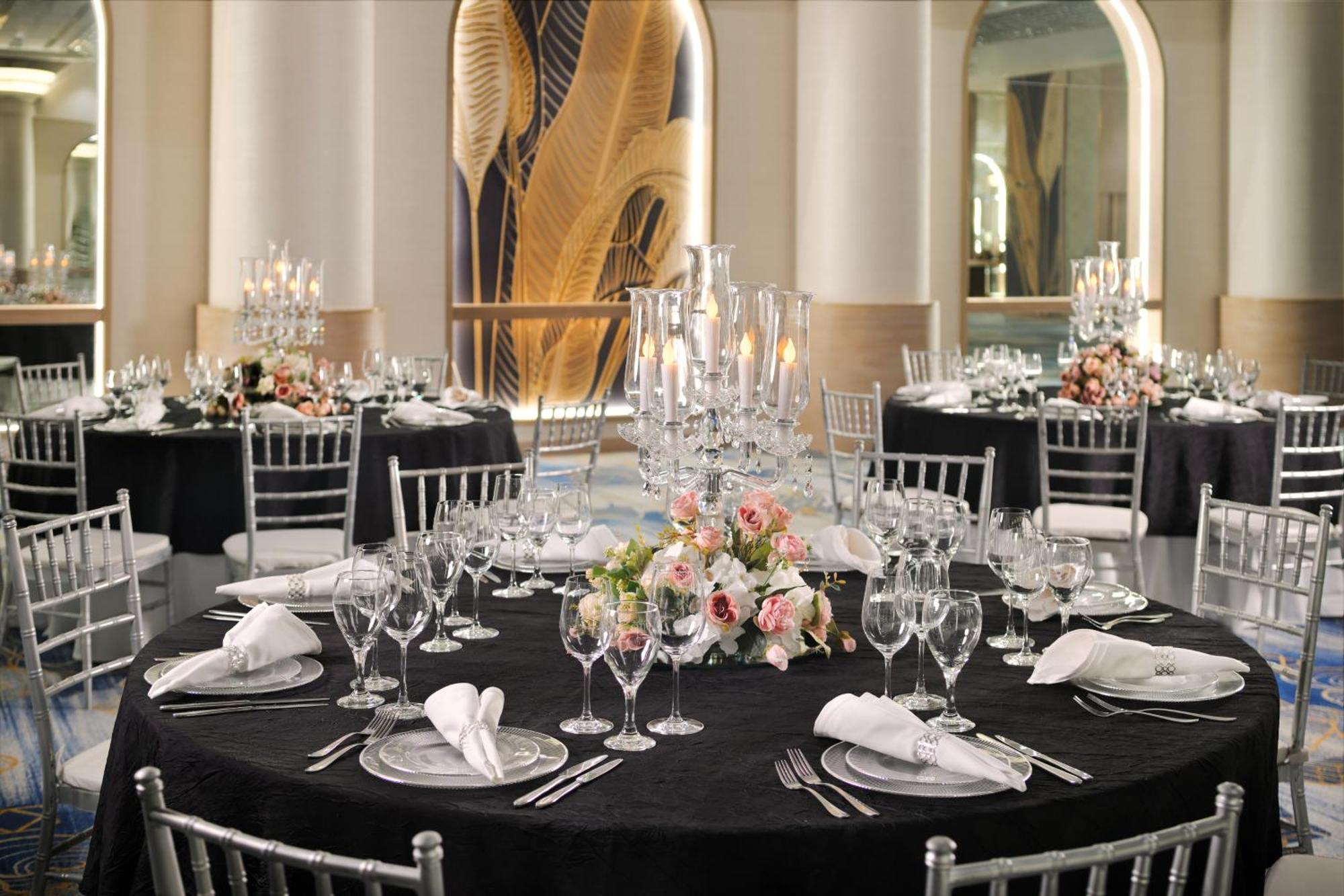 Crowne Plaza Dubai Deira By Ihg Hotel Екстериор снимка The ballroom at the Ritz-Carlton, Dubai