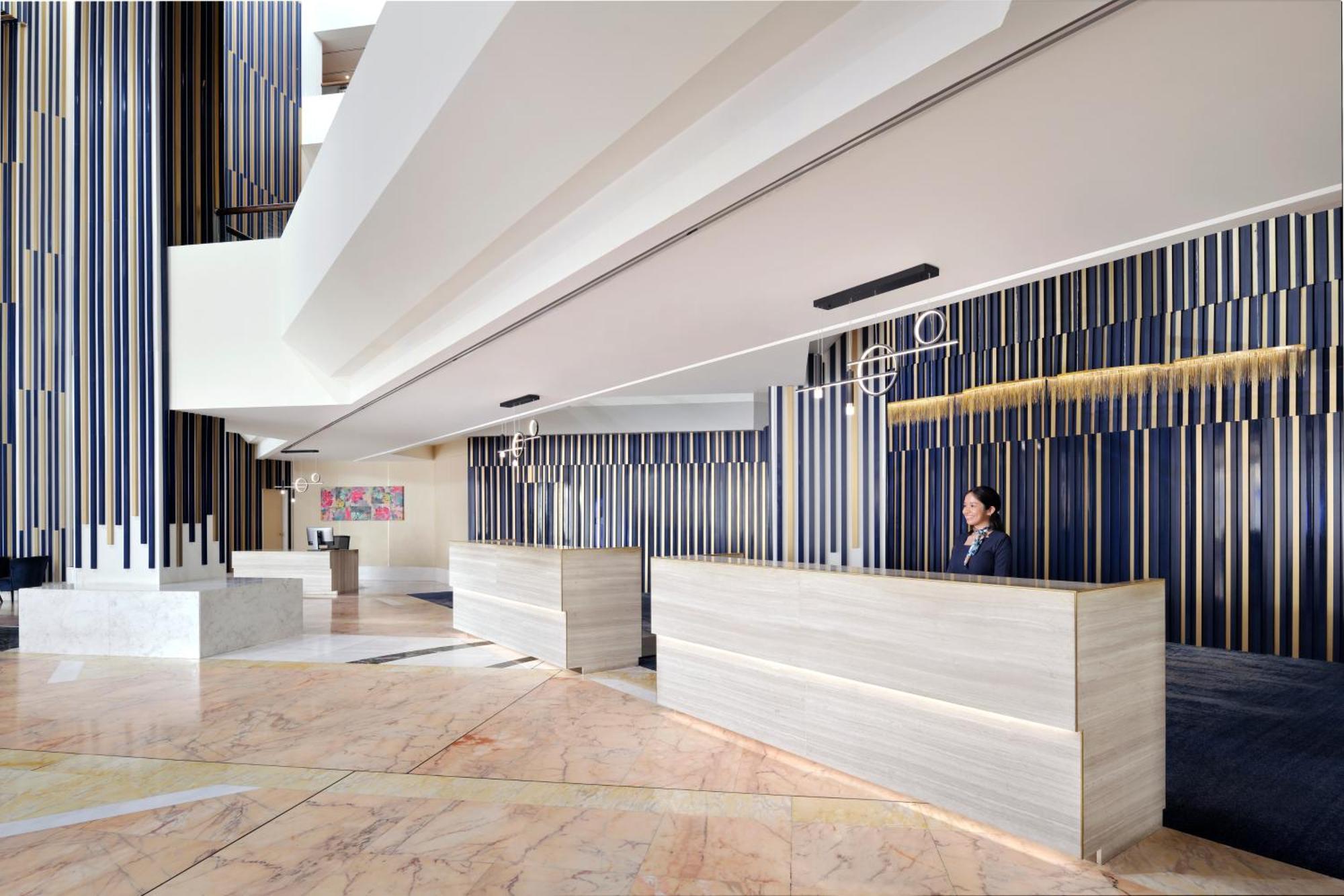 Crowne Plaza Dubai Deira By Ihg Hotel Екстериор снимка The lobby of the hotel