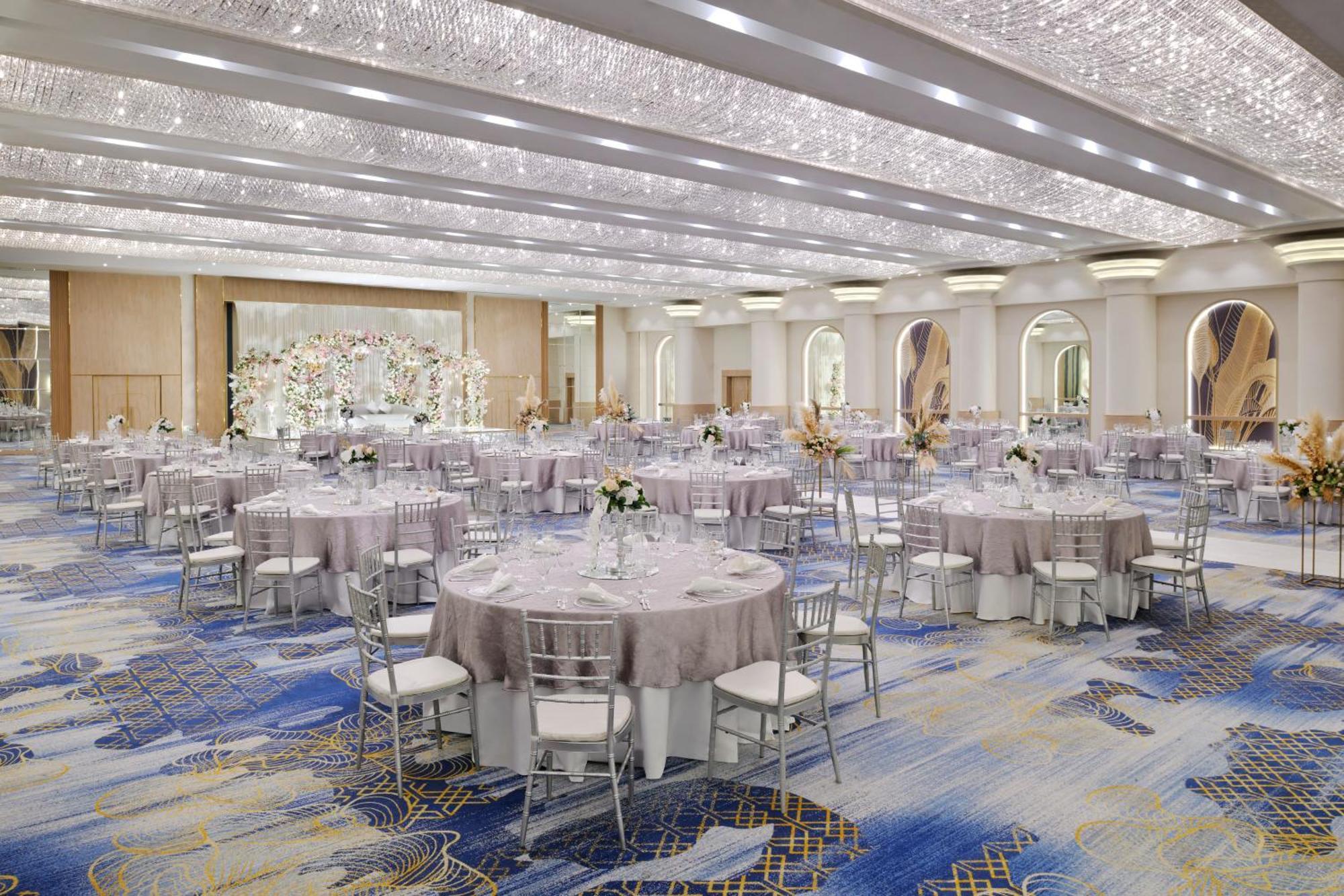 Crowne Plaza Dubai Deira By Ihg Hotel Екстериор снимка The ballroom