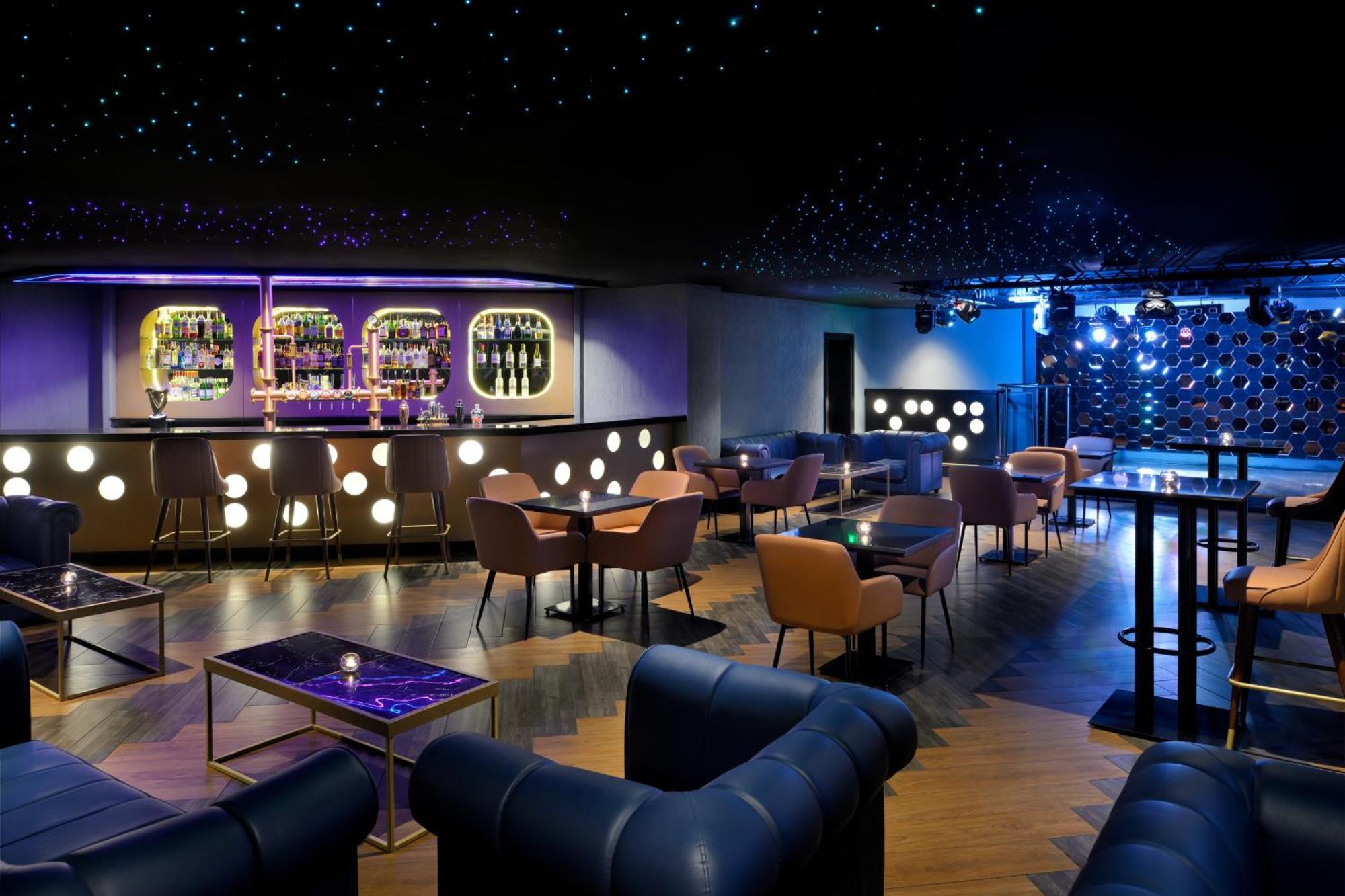 Crowne Plaza Dubai Deira By Ihg Hotel Екстериор снимка The interior of the bar